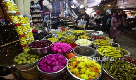  Seorang pedagang Palestina menjual acar di pasar lama Nablus, untuk persiapan bulan suci Ramadhan di kota Nablus, Tepi Barat, Rabu (22/3/2023). Rencana Menu Sehat untuk Sahur dan Berbuka Saat Ramadhan