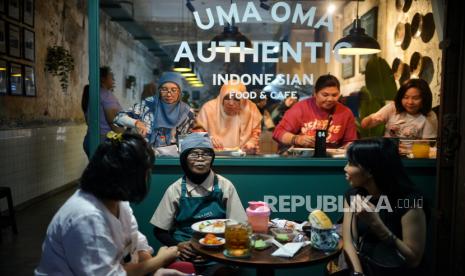 Oma melayani pengunjung saat berbuka puasa di Uma Oma Cafe di kawasan Blok M, Jakarta, Selasa (26/4/2024). Uma Oma Cafe menjadi salah satu alternatif tempat untuk berbuka puasa bersama dengan sajian menu masakan rumahan. Mengusung konsep buka puasa serasa di rumah nenek, Uma Oma cafe menawarkan sensasi berbuka puasa ditemani dan dilayani oma atau pekerja lansia bagi pengunjung yang merindukan kehadiran nenek di momen bulan suci ramadhan.