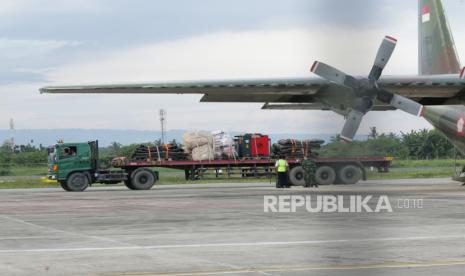 Sekjen PBNU Ajak Umat Doakan Awak Kapal KRI Nanggala. Foto: Prajurit TNI mengawasi proses bongkar muat peralatan SAR yang baru tiba di Bandara Banyuwangi, Jawa Timur, Jumat (23/4/2021). Kedatangan peralatan SAR seperti air buble, compresor portable dan tali seberat 12.433 kilogram itu akan digunakan membantu proses pencarian kapal selam KRI Nanggala-402 yang hilang kontak sejak Rabu (21/4) pagi di perairan utara Laut Bali. 