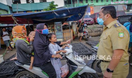 Wali Kota Tangerang Arief Wismansyah (kanan).