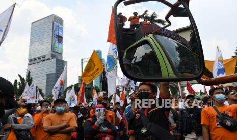 Sejumlah buruh berunjuk rasa di depan Kantor Kementerian Ketenagakerjaan (Kemnaker), Jakarta, Rabu (16/2/2022). Pengunjuk rasa yang tergabung dari sejumlah organisasi buruh tersebut, menuntut pencabutan Permenaker No 2 Tahun 2022 tentang Tata Cara dan Persyaratan Pembayaran Manfaat Jaminan Hari Tua (JHT) dan pengunduran diri Ida Fauziah sebagai Menaker. 