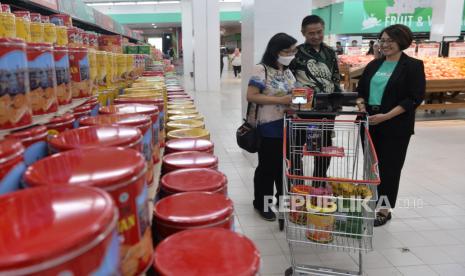 Chief Executive Officer Scan and Go Agung Tianara (kanan) bersama Direktur Utama CBD Ciledug Family Mall Jaffar Sidik (tengah) menjelaskan kepada pelanggan kemudahan berbelanja secara digital kepada pelanggan saat pembukaan toko digital Scan and Go di CBD Ciledug, Tangerang, Banten, Rabu (8/3/2023). Scan and Go merupakan toko ritel digital pertama di Indonesia dimana konsumen bisa langsung belanja di toko dengan menggunakan aplikasi yang ada di keranjang belanja tanpa melakukan pembayaran melalui kasir.