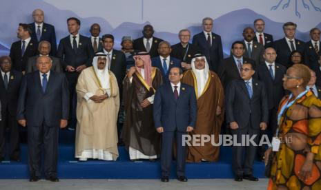 Sameh Shoukry, presiden KTT iklim COP27, kiri depan, dan Presiden Mesir Abdel Fattah el-Sissi, depan tengah, bersiap dengan para pemimpin lain untuk foto bersama di KTT Iklim PBB COP27, di Sharm el-Sheikh , Mesir, Senin, 7 November 2022.