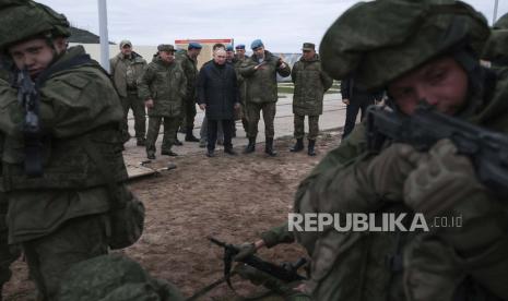 Dalam foto selebaran yang dirilis oleh Layanan Pers Kementerian Pertahanan Rusia, Presiden Rusia Vladimir Putin, tengah, Menteri Pertahanan Rusia Sergei Shoigu, kiri, dan Wakil Komandan Pasukan Lintas Udara Anatoly Kontsevoy, kanan, mengunjungi pusat pelatihan militer Distrik Militer Barat untuk mengerahkan pasukan cadangan di Wilayah Ryazan, Rusia, Kamis, 20 Oktober 2022.