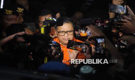 Sekjen PDIP Hasto Kristiyanto menggunakan rompi tahanan KPK usai menjalani pemeriksaan di Gedung Merah Putih KPK, Jakarta, Kamis (20/2/2025).