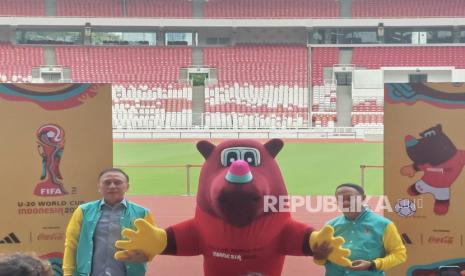 Menpora Zainudin Amali dan Ketum PSSI Mochamad Iriawan dalam acara hitung mundur 100 hari menjelang Piala Dunia U-20 2023 di Stadion Utama Gelora Bung Karno, Jakarta, Kamis (9/2/2023). 