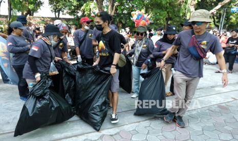 Peserta membawa kantong plastik berisi sampah yang dikumpulkan saat kegiatan pada Hari Bebas Kendaraan Bermotor atau Car Free Day (CFD). (Ilustrasi)