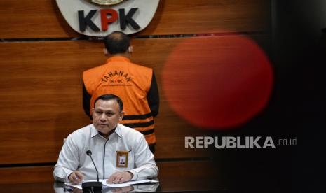 Ketua KPK Firli Bahuri (tengah) bersama Direktur Penindakan Asep Guntur (kiri) dan Jubir KPK Ali Fikri (kanan) saat konferensi pers pengumuman penahanan tersangka Hakim Yustisial Edy Wibowo di Gedung Merah Putih KPK, Jakarta, Senin (19/12/2022). KPK melakukan penahanan terhadap tersangka  Edy Wibowo terkait perkara dugaan tindak pidana korupsi penerimaan suap hingga Rp3,7 miliar untuk penanganan perkara di lingkungan Mahkamah Agung. Sementara, guna memenuhi kebutuhan penyidikan, KPK melakukan penahanan terhadap Edy Wibowo selama 20 hari pertama di Rutan KPK gedung Merah Putih. Republika/Thoudy Badai