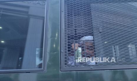 Terpidana kasus dugaan pelanggaran karantina kesehatan Habib Rizieq Shihab (HRS) menaiki mobil tahanan (ilustrasi).