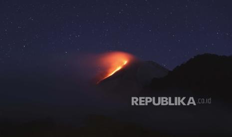  Dalam foto yang diambil menggunakan kecepatan rana kamera lambat ini, lahar panas mengalir dari kawah Gunung Merapi, di Sleman, Yogyakarta, Indonesia, Rabu dini hari, 11 Agustus 2021. Gunung tersebut merupakan yang paling bergejolak dari lebih dari 120 gunung berapi aktif di Indonesia. negara, dan merupakan salah satu yang paling aktif di seluruh dunia.