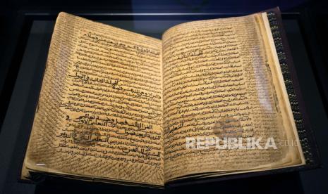 Naskah Kitab Pengobatan karya Ibn Sina yang berasal dari 1551 saat dipamerkan di Historical Museum of the Palatinate di Speyer, Germany. - (EPA)