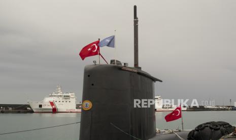 Kapal selam Turki T.C.G. Anafartalar S356 ditambatkan di pelabuhan Catania, Sisilia, Italia selatan, Ahad, 25 Februari 2024. Anafartalar adalah bagian dari latihan perang kapal selam NATO. 