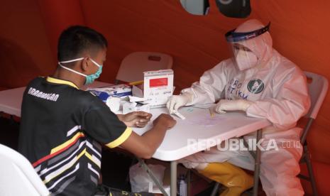 Petugas medis melakukan tes diagnostik cepat (rapid test) 