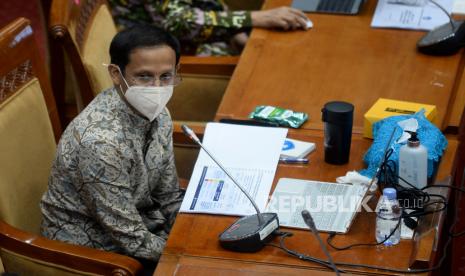 Mendikbud Nadiem Makarim mengikuti rapat kerja dengan Komisi X DPR di Kompleks Parlemen, Senayan, Jakarta, Kamis (18/3). Rapat kerja tersebut membahas persiapan pembukaan pembelajaran tatap muka sekolah dibulan Juli 2021, Persiapan vaksinasi guru, murid dan mahasiswa, persiapan pelaksanaan asesmen nasional dan pelaksanaan PPDB dan penerimaan mahasiswa baru tahun 2021.Prayogi/Republika.