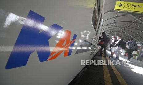 Penumpang memasuki salah satu gerbong kereta api Sri Tanjung di Stasiun Gubeng, Surabaya, Jawa Timur.