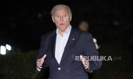 Presiden AS Joe Biden berbicara singkat kepada awak media saat dia berjalan di Halaman Selatan Gedung Putih setelah tiba dengan Marine One, di Washington, DC, AS, 2 Januari 2024. 