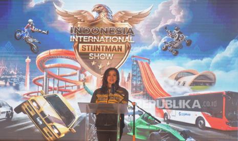 Wakil Dirut Bank Mandiri Alexandra Askandar memberikan sambutan pada acara Launching Indonesia International Stuntman Show 2024 di TMII, Jakarta, Selasa (22/10/2024). Indonesia Internasional Stuntman Show, pertunjukan aksi laga spektakuler berskala internasional akan hadir di Taman Mini Indonesia Indah (TMI) mulai tanggal 29 November 2024 hingga 12 Januari 2025. Acara ini menghadirkan stuntman terbaik dunia dari Italia, Spanyol dan Brazil, yang akan beraksi menggunakan kendaraan khusus yang didatangkan langsung dari Italia.