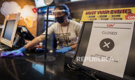 Pekerja membersihkan meja dengan penerapan protokol kesehatan saat simulasi pembukaan dan peninjauan tempat hiburan bioskop CGV Cinemas di Bandung Electronic Center (BEC), Bandung, Jawa Barat, Kamis (9/7/2020). Simulasi tersebut dilakukan dalam rangka peninjauan kesiapan tempat hiburan bioskop dalam penerapan protokol kesehatan seperti penggunaan alat pelindung wajah bagi karyawan, pembatas jaga jarak, masker, sarung tangan dan cairan disinfektan seiring tatanan normal baru di tengah pandemi COVID-19. ANTARA FOTO/M Agung Rajasa/aww.