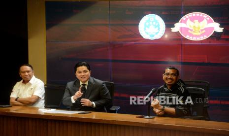 Ketua Umum PSSI Erick Thohir (tengah) memberikan keterangan pers di Media Center Gelora Bung Karno, Senayan, Jakarta, Rabu (24/5/2023). Dalam kesempatan tersebut Erick memastikan perhelatan FIFA Matchday antara Timnas Indonesia melawan Argentina bakal berlangsung di Stadion Utama Gelora Bung Karno (SUGBK). Pertandingan Timnas Indonesia vs Argentina pada FIFA Matchday tersebut akan berlangsung pada 19 Juni mendatang.