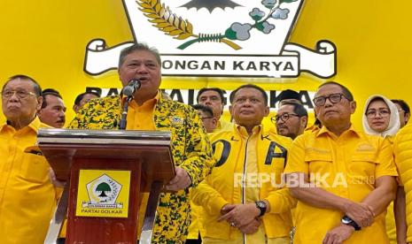 Ketua Umum Partai Golkar, Airlangga Hartarto menyampaikan hasil rapat pleno evaluasi Pemilu 2024, di Kantor DPP Partai Golkar, Jakarta, Ahad (10/3/2024) malam. 