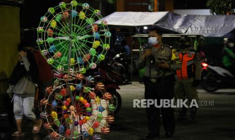 Pemerintah Kota (Pemkot) Surabaya membebaskan retribusi bagi pedagang kaki lima Sentra Wisata Kuliner (SWK) yang tersebar di seluruh Kota Pahlawan. Pembebasan retribusi itu dilakukan mengingat masih diterapkannya Pemberlakukan Pembatasan Kegiatan Masyarakat (PPKM) Darurat. (Foto ilustrasi: Pedagang di Taman 10 Nopember, Surabaya, Jawa Timur) 