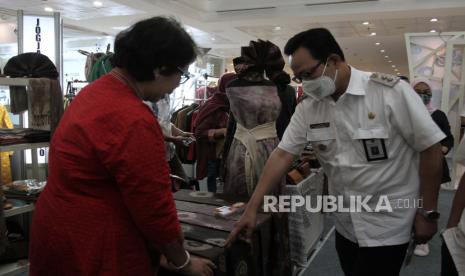 Wakil Wali Kota Yogyakarta Heroe Poerwadi (kanan) melihat produk UMKM saat pameran produk lokal di Mall Malioboro, Yogyakarta, Rabu (25/11/2020). Pemerintah Kota Yogyakarta menggelar pameran produk UMKM lokal di pusat perbelanjaan kawasan Malioboro untuk mendorong kreativitas dan inovasi UMKM sebagai upaya meningkatkan daya jual produk di masa pandemi COVID-19. 