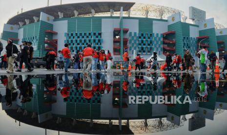 Penonton memadati area Stadion Gelora Bung Tomo (GBT) Surabaya, Jawa Timur, Kamis (16/11/2023). Menjelang laga penentuan babak penyisihan antara Timnas Indonesia melawan Timnas Maroko pada malam pukul 19.00 nanti, area  Stadion Gelora Bung Tomo mulai dipadati sejumlah suporter Timnas Indonesia.