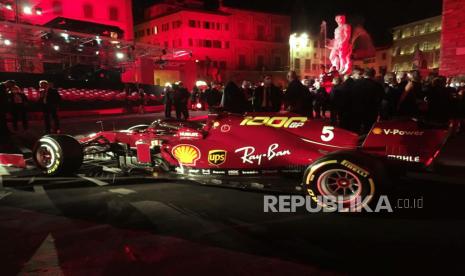 Sebuah mobil Ferrari dipamerkan di luar Palazzo Vecchio dekat salinan David Michelangelo di Florence, Italia, 13 September 2020. Pesta Ferrari untuk 1000 Grand Prix, dua hari perayaan dan pameran beberapa mobil yang menceritakan 70 tahun GP termasuk tayangan pemetaan video dengan proyeksi pada fasad Palazzo Vecchio.