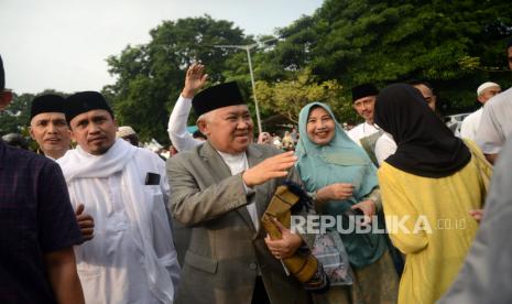 Mantan Ketua Umum PP Muhammadiyah Din Syamsuddin usai menyampaikan khutbah Idul Fitri 1444 H di halaman parkir Jakarta International Equestrian Park, Pulomas, Jakarta, Jumat (21/4/2023). Dalam khutbahnya Din menekankan pentingnya persatuan umat Islam di tengah perbedaan pelaksanaan Shalat Id, pandangan, maupun partai politik.