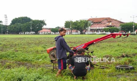 Ilustrasi. Pekerja menyiapkan traktor untuk membajak tanah. ITS membuat traktor untuk membantu petani membajak sawah, namun bukan dengan berbahan bakar solar melainkan listrik. 