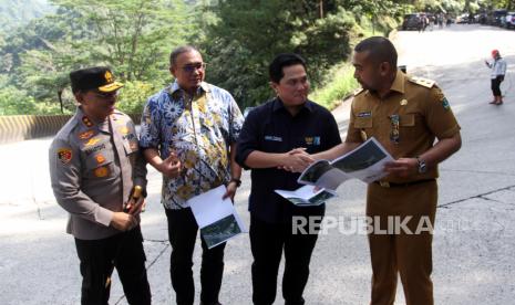 Menteri BUMN Erick Thohir (kedua kanan) berjabat tangan dengan Wakil Gubernur Sumatera Barat Audy Joinaldi (kanan) disaksikan anggota DPR Andre Rosiade (kedua kiri) dan Kapolda Sumatera Barat Irjen Pol Suharyono saat memperlihatkan site plan flyover Sitinjau Lauik di Padang, Sumatra Barat, Selasa (20/12/2022).