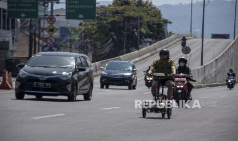 (ILUSTRASI) Warga menggunakan sepeda listrik.