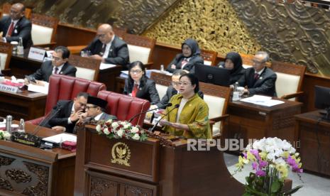 Ketua DPR Puan Maharani menyampaikan pidato laporan kinerja saat Rapat Paripurna Khusus di kompleks Parlemen, Senayan, Jakarta, Selasa (29/8/2023). Rapat paripurna tersebut dalam rangka HUT DPR RI Ke-78 dan penyampaian laporan kinerja DPR tahun sidang 2022-2023 oleh Ketua DPR.