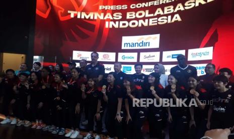 Ketum PERBASI Danny Kosasih saat jumpa pers dengan Timnas Basket Putra dan Putri SEA GAMES 2023 Kamboja, di Dragon Gold, Senayan, Jakarta, Jumat (19/5/2023). 