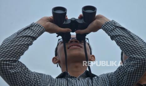 Umat muslim mengamati posisi hilal awal Ramadhan 1445 Hijriah di Masjid Al-Musyariin, Jalan Basmol Raya, Jakarta Barat, Ahad (10/3/2024). Tim Lembaga Falakiyah Pondok Pesantren Al-Hidayah Basmol DKI Jakarta menentukan 1 Ramadhan 1445 Hijriah jatuh pada Selasa, 12 Maret 2024 setelah melihat hilal 1,7 derajat atau tidak memenuhi syarat imkanur rukyat yakni posisi hilal mencapai ketinggian 3 derajat. Kementerian Agama menggelar pemantauan hilal awal Ramadhan 1445 Hijriah di 134 lokasi di Indonesia dan 4 lokasi di DKI Jakarta.