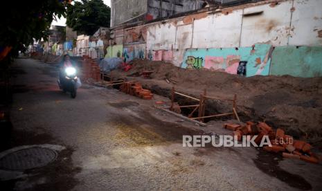 Lokasi penemuan kerangka manusia di proyek revitalisasi Benteng Keraton Yogyakarta, Panembahan, Yogyakarta, Rabu (9/8/2023). Penemuan kerangka manusia pada proyek benteng ini oleh warga pada Senin (7/8/2023) sore. Dan selanjutnya kerangka manusia diambil dan dibawa ke RS Bhayangkara untuk pemeriksaan lebih lanjut.