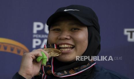 Atlet Jawa Barat Tresna Puspita berpose dengan medali usai bertanding dalam final nomor lontar martil putri PON Papua di Stadion Atletik Mimika Sport Center, Kabupaten Mimika, Papua, Rabu (6/10/2021). Tresna meraih medali emas, sementara atlet Riau Indah Pratiwi meraih medali perak dan atlet DKI Jakarta Syarina Priandani meraih medali perunggu.