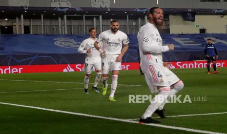  Bek Real Madrid Sergio Ramos (kanan) melakukan selebrasi setelah mencetak gol 2-0 dalam pertandingan leg kedua babak 16 besar Liga Champions UEFA antara Real Madrid melawan Atalanta yang diadakan di stadion Alfredo Di Stefano, di Madrid, Spanyol tengah, 16 Maret 2021.