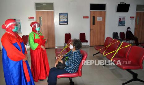 Perawat menggunakan masker, alat pelindung wajah dan busana tradisional Korea saat melayani pasien yang berobat di Rumah Sakit Vania, Sukasari, Kota Bogor, Jawa Barat, Rabu (24/6/2020). Pelayanan dokter, perawat dan petugas di rumah sakit tersebut selain menerapkan protokol kesehatan juga menggunakan busana tradisional Korea agar pasien merasa senang dan nyaman berobat tanpa mengalami rasa kekhawatiran dalam menghadapi pandemi COVID-19. ANTARA FOTO/Arif Firmansyah/foc.