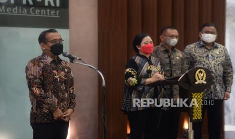 Mensesneg Pratikno memberikan keterangan pers terkait Surpres Presiden Joko Widodo di Media Center DPR, Kompleks Parlemen, Senayan, Jakarta, Rabu (3/11). DPR telah menerima Surat Presiden (Surpres) mengenai pencalonan KSAD Jenderal Andika Perkasa sebagai calon tunggal Panglima TNI mengantikan Marsekal Hadi Tjahjanto yang akan memasuki masa pensiun.Prayogi/Republika.