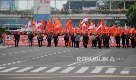 Sejumlah buruh saat melakukan longmarch di Jakarta, Senin (1/5/2023). Aksi yang dilakukan dalam rangka peringatan Hari Buruh memberikan sejumlah tuntutan diantaranya meminta pemerintah untuk mencabut Omnibus Law UU No 6 Tahun 2023 tentang Ciptaker, cabut parliamentary threshold 4 persen dan Presidential threshold 20 persen, sahkan RUU DPR dan perlindungan pekerja rumah tangga, tolak RUU Kesehatan, Reforma Agraria dan kedaulatan pangan serta hapus outsourcing tolak upah murah.