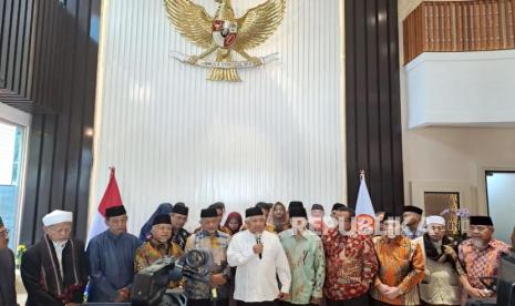 Konferensi pers pertemuan Mantan Ketua PP Muhammadiyah Din Syamsuddin dengan Presiden PKS Ahmad Syaikhu membahas Pilpres 2024 di Kantor DPTP PKS, Jakarta Selatan, Kamis (26/10/2023). 