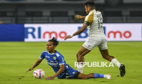 Pesepak bola Persib Bandung Beckham Putra (kiri) berebut bola dengan pesepak bola Dewa United Ricki Kambuaya (kanan) saat pertandingan BRI Liga 1 di Stadion Gelora Bandung Lautan Api, Bandung, Jawa Barat (17/1/2025). Persib Bandung dikalahkan oleh Dewa United dengan skor 0-2. 