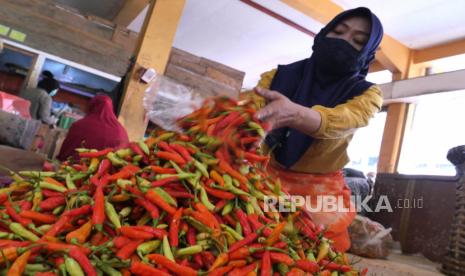 Pedagang memilah cabai rawit di los cabai Pasar Beringharjo, Yogyakarta, Jumat (5/3). Sepekan terakhir harga cabai rawit melambung tinggi. Kini harga cabai rawit masih di harga Rp 100 ribu hingga Rp 110 ribu per kilogram. Kenaikan harga ini imbas cuaca penghujan yang mengurangi produksi cabai.