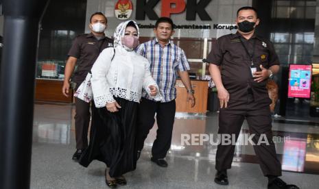 Kepala Dinas Kesehatan (Kadinkes) Provinsi Lampung Reihana (kedua kiri) berjalan usai menjalani klarifikasi Laporan Harta Kekayaan Penyelenggara Negara (LHKPN) di Gedung Merah Putih KPK, Jakarta, Senin (8/5/2023). Klarifikasi tersebut dilakukan karena LHKPN Reihana nyaris tidak berubah selama lima tahun terakhir dan diduga tidak sesuai dengan profil dirinya yang kerap bergaya hidup mewah serta mendapat sorotan masyarakat. 