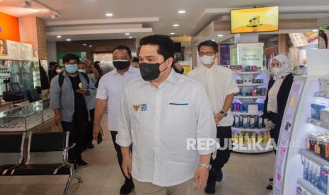 Menteri BUMN Erick Thohir saat melakukan pengecekan ketersediaan obat ivermectin di Apotek Kimia Farma di Jakarta, Senin (5/7). Dalam kunjungan tersebut Erick Thohir memerintahkan Indofarma untuk meningkatkan produksi ivermectin menjadi 13,8 juta tablet perbulan hingga Agustus 2021, dari semula 4,5 juta tablet serta menetapkan ivermectin Rp 7.885 per butir, termasuk PPN, sebagai Harga Eceran Tertinggi (HET) yang sesuai dengan ketentuan Kemenkes. Beberapa waktu terakhir harga ivermectin sempat mengalami lonjakan drastis hingga ratusan ribu rupiah. Republika/Thoudy Badai