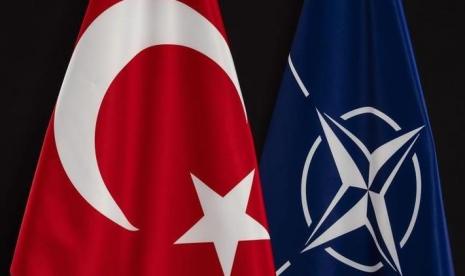 NATO sedang mempersiapkan pengangkutan lebih dari 1.000 rumah kontainer yang akan dikirim ke Turki untuk menyediakan tempat berlindung bagi orang-orang yang terkena dampak gempa bumi dahsyat minggu lalu yang melanda bagian selatan negara itu.