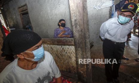 Menko Pembangunan Manusia dan Kebudayaan Muhadjir Effendy (kanan) berbincang dengan warga penerima bantuan sosial di Cikeas Udik, Kabupaten Bogor, Jawa Barat, Jumat (15/5/2020). Sebanyak 510