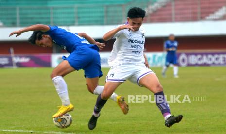 Gelandang serang Persita Tangerang, Rifky Dwi gagal melewati bek tengah PSIS Semarang Alfeandra pada lanjutan BRI Liga 1 di Stadion Maguwoharjo, Sleman, Yogyakarta, Sabtu (25/2/2023). Pada pertandingan ini PSIS harus puas berbagi poin usai imbang melawan Persita dengan skor 1-1.