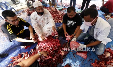 Dokter hewan dari tim pengawas dan pemantaun kesehatan hewan kurban (kanan) didampingi tokoh masyarakat serta panitia penyembelihan hewan kurban Idul Adha 1441 H 